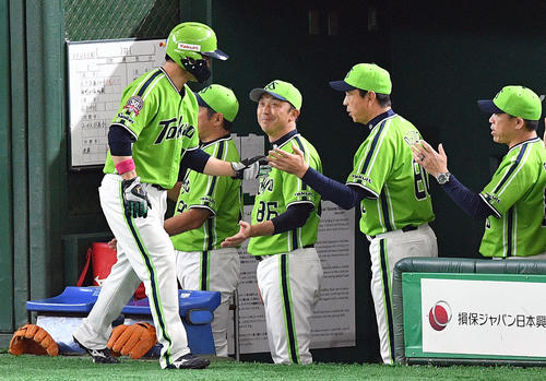 3回表ヤクルト1死二塁、川端の適時打で生還した雄平（手前）は小川監督（奥右から2人目）とタッチを交わす（撮影・滝沢徹郎）