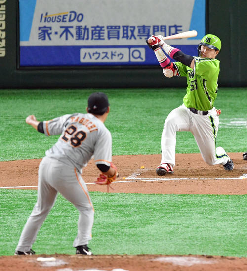 巨人対ヤクルト　7回表ヤクルト2死、空振り三振に倒れる村上。投手田口（撮影・滝沢徹郎）