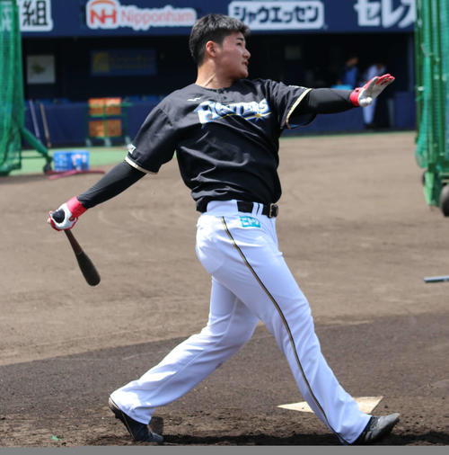 ロングティーをする日本ハム清宮（2019年5月3日撮影）