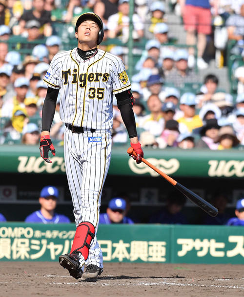 4回裏阪神1死一、二塁、送りバントに失敗する才木（撮影・上田博志）