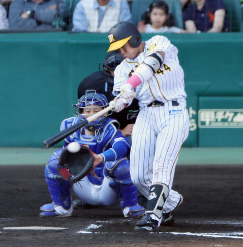 阪神対中日　6回裏阪神無死、梅野は左前打を放つ（撮影・加藤哉）