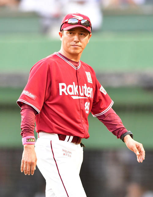 8回裏オリックス2死一塁、ハーマンの降板を告げる平石洋介監督（撮影・清水貴仁）