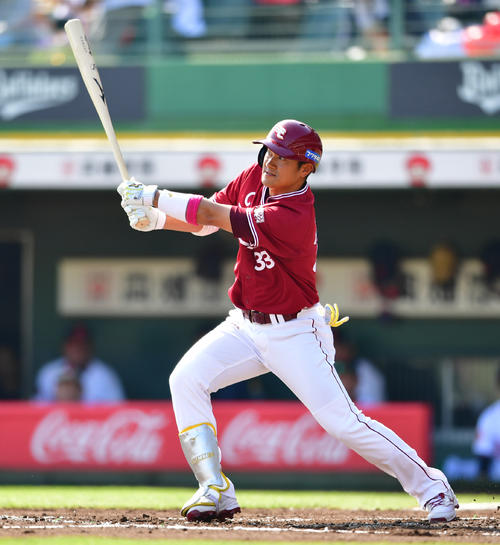 オリックス対楽天　3回表楽天2死、左中間へ二塁打を放つ銀次（撮影・清水貴仁）