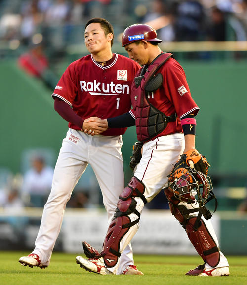 オリックス対楽天　9回もきっちり締め捕手嶋基宏（右）と握手を交わす松井裕樹（撮影・清水貴仁）
