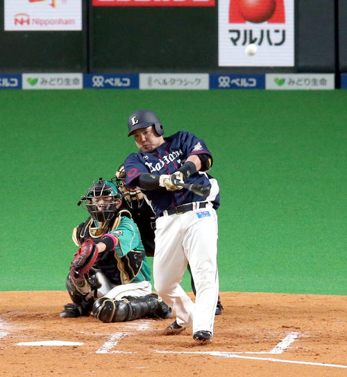 日本ハム対西武　3回表西武1死二塁、山川は通算100号となる左越え2点本塁打を放つ（撮影・佐藤翔太）