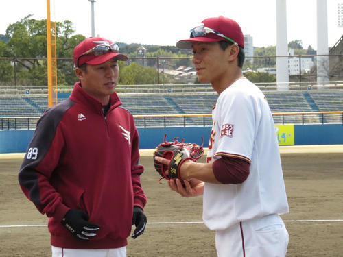 楽天田中（右）