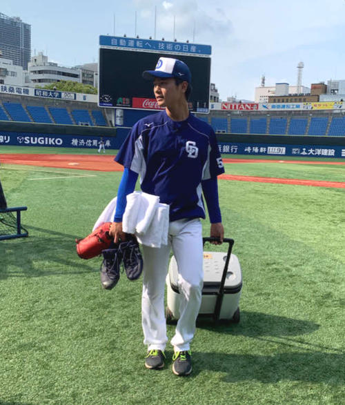 前日12日阪神戦でプロ初先発初勝利をあげた中日清水は13日、次戦に備えて横浜スタジアムで調整（撮影・佐井陽介）