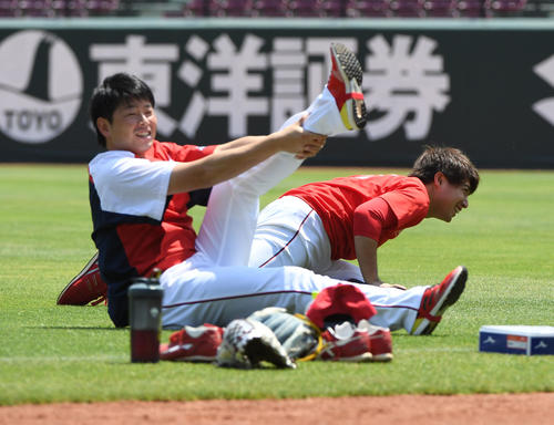 練習中、笑顔を見せる大瀬良（手前）と野村（撮影・奥田泰也）
