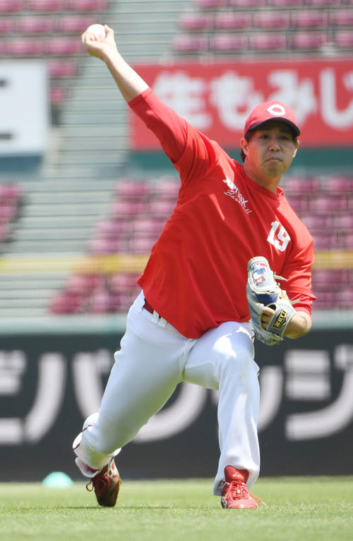キャッチボールで調整する野村（撮影・奥田泰也）