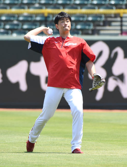 キャッチボールで調整する大瀬良（撮影・奥田泰也）