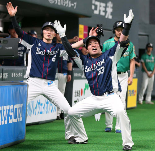 日本ハム対西武　3回表西武1死二塁、左越えに通算100号の2点本塁打を放ち「どすこいポーズ」の山川（2019年5月12日撮影）