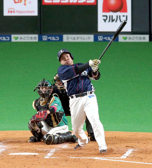 日本ハム対西武　3回表西武1死二塁、山川は通算100号となる左越え2点本塁打を放つ（2019年5月12日撮影）