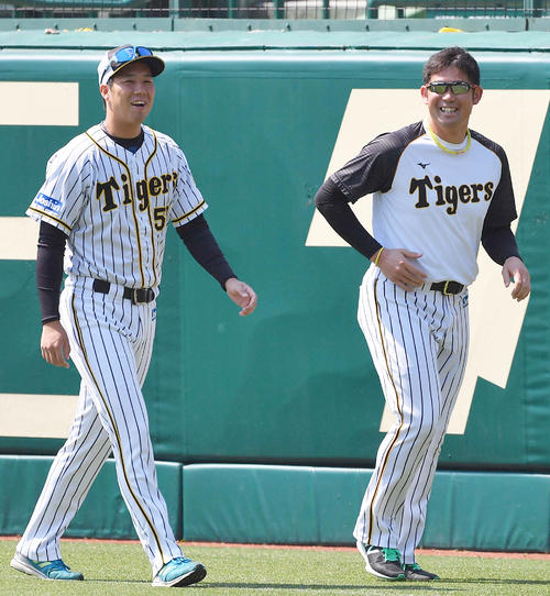 岩田稔（右）と談笑する青柳晃洋（撮影・上田博志）