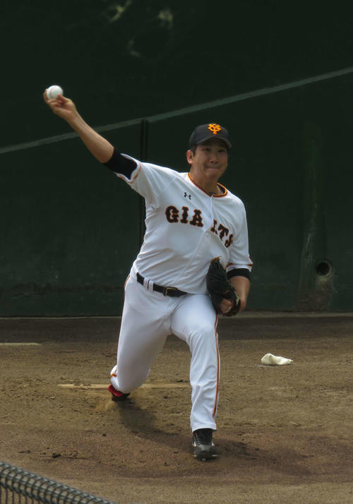 ブルペン投球を行う巨人菅野（撮影・桑原幹久）