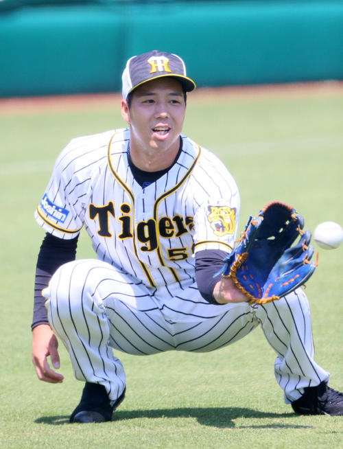 リラックスして練習する青柳（撮影・上山淳一）
