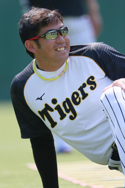 リラックスした表情を見せ練習する岩田（撮影・上山淳一）