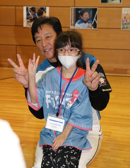 北海道大学病院内にあるひまわり分校に通う児童や生徒たちと笑顔で記念撮影に応じる日本ハム栗山監督（撮影・佐藤翔太）