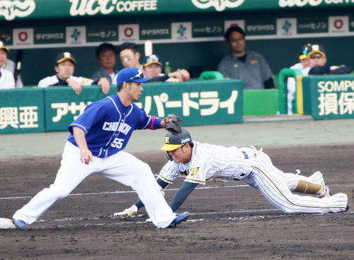 中日戦の9回裏、代打高山俊は三塁ゴロを放ち一塁へヘッドスライディングするがアウトになる（2019年5月12日撮影）