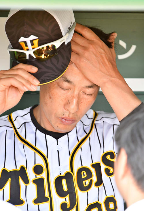 ベンチで取材に応じる矢野燿大監督（撮影・上田博志）