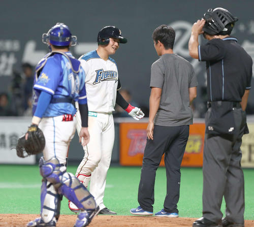 3月3日DeNAとのオープン戦9回裏1死で、2球目をファウルチップしたあとトレーナーと話し途中交代する清宮