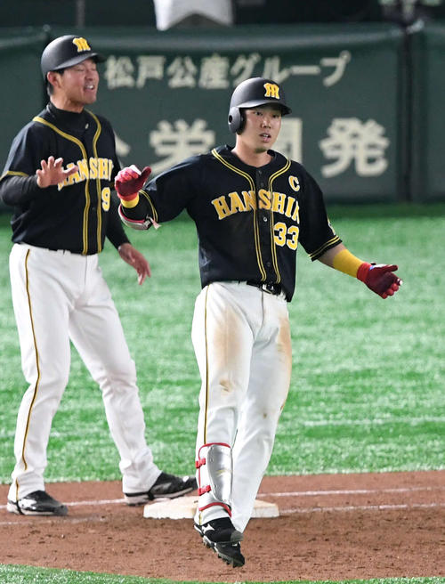 7回表阪神2死満塁、2点適時打を放った糸原（右）は手をたたいて喜ぶ（撮影・山崎安昭）