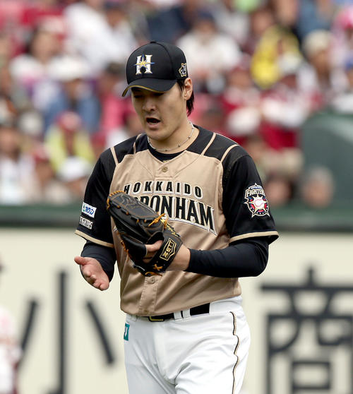 楽天対日本ハム　6回裏楽天2死一塁、島内を三ゴロに仕留めグラブを叩く日本ハム有原（撮影・佐藤翔太）
