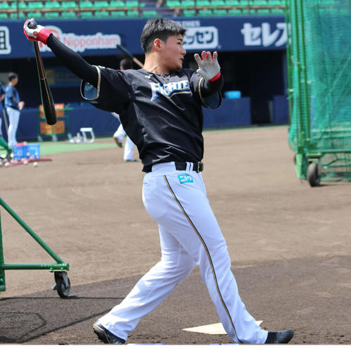 ロングティーをする日本ハム清宮幸太郎（2019年5月3日撮影）