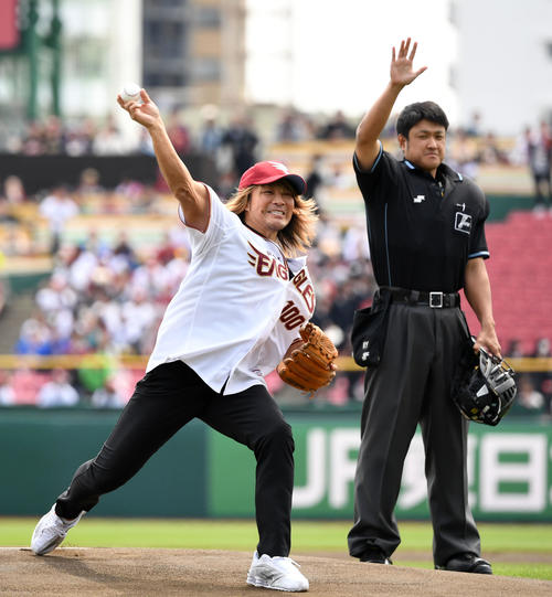 楽天対日本ハム　始球式に登場した棚橋（撮影・横山健太）