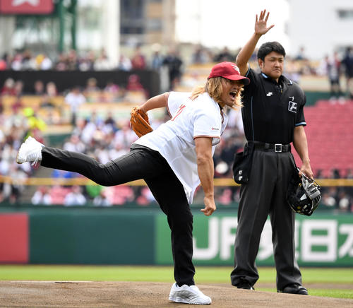 楽天対日本ハム　始球式に登場した棚橋（撮影・横山健太）