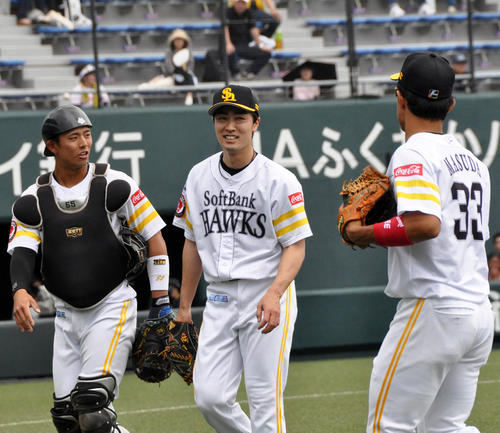 ソフトバンク和田（中央）は1回を無失点に抑え笑顔でベンチへ戻る。左は九鬼、右は増田（撮影・石橋隆雄）