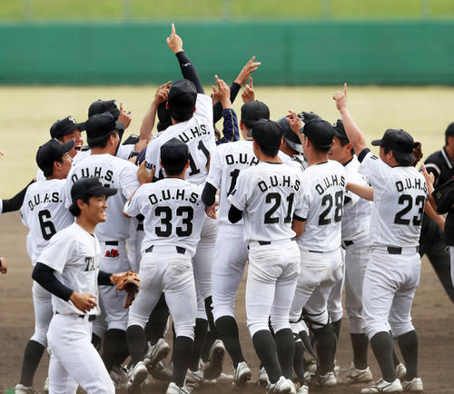 関西国際大に勝利して優勝を決めた大体大ナイン（撮影・加藤哉）