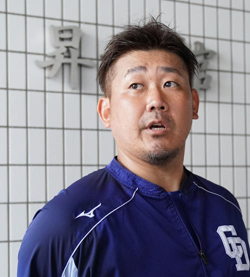試合前練習、ブルペンで捕手を座らせ投球練習を行い、その後取材に応じる松坂大輔（撮影・森本幸一）