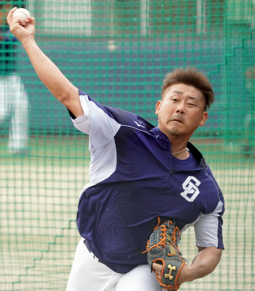 試合前練習、ブルペンで投球練習をする松坂大輔（撮影・森本幸一）