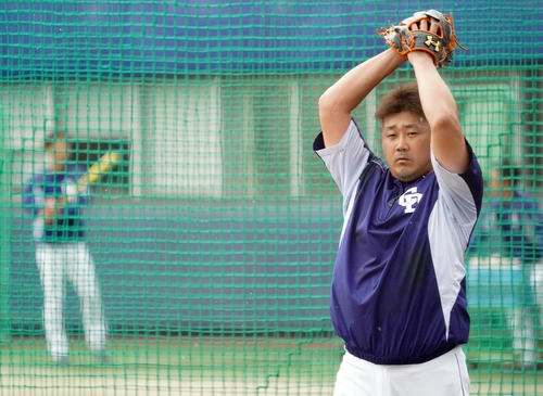 試合前練習、ブルペンで捕手を座らせワインドアップで投球練習をする松坂大輔（撮影・森本幸一）