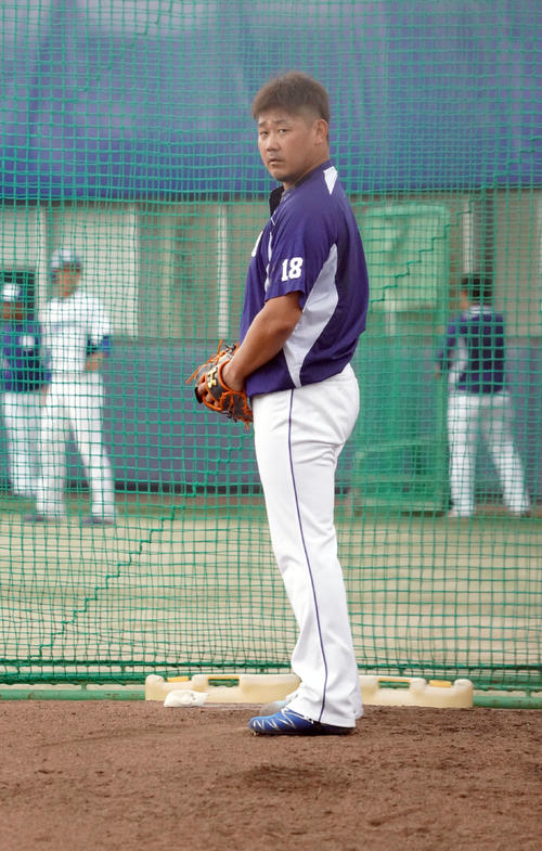 試合前練習、ブルペンでセットポジションからの投球練習をする松坂大輔（撮影・森本幸一）