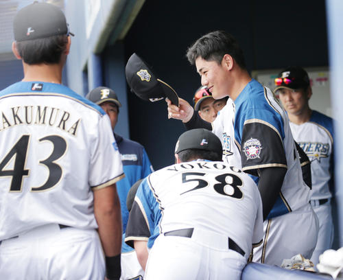 イースタン・日本ハム対ロッテ　試合前の円陣であいさつする日本ハム清宮（撮影・中島郁夫）