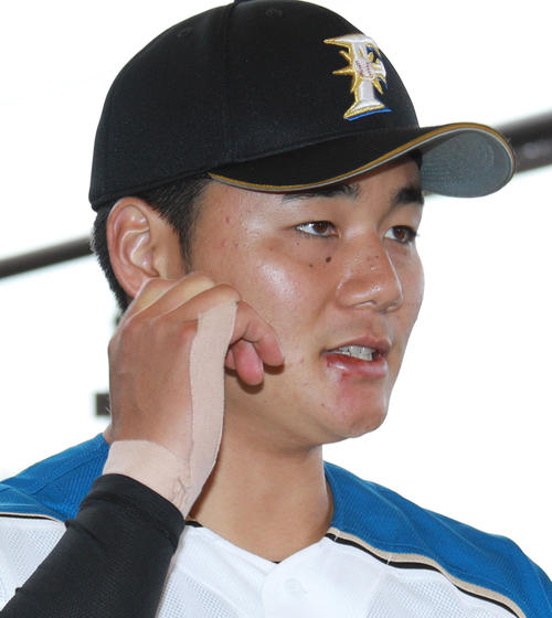 イースタン・リーグ日本ハム対ロッテ　試合後、会見を行った日本ハム清宮。右手首にテーピングをしていた（撮影・中島郁夫）