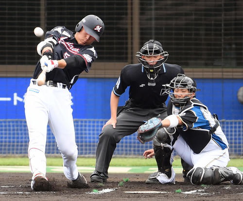 イースタン・日本ハム対ロッテ　6回表ロッテ1死三塁、右越えに6号2点本塁打を放つ安田（撮影・たえ見朱実）