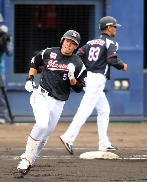 イースタン・日本ハム対ロッテ　6回表ロッテ1死三塁、右越えに6号2点本塁打を放つ安田（撮影・たえ見朱実）