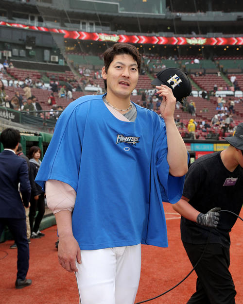 楽天対日本ハム　インタビューを終え笑顔を見せる日本ハム有原（撮影・佐藤翔太）
