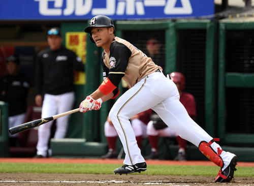 楽天対日本ハム　2回表日本ハム1死、左前打を放つ王（撮影・横山健太）
