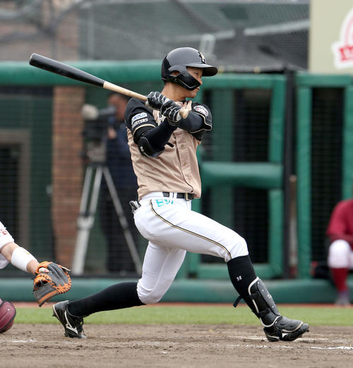 楽天対日本ハム　8回表日本ハム1死一塁、石井は右越え2点本塁打を放つ（撮影・佐藤翔太）