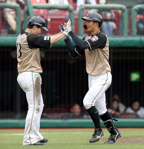 楽天対日本ハム　8回表日本ハム1死一塁、右越え2点本塁打を放ち渡辺（左）と喜び合う石井（撮影・佐藤翔太）