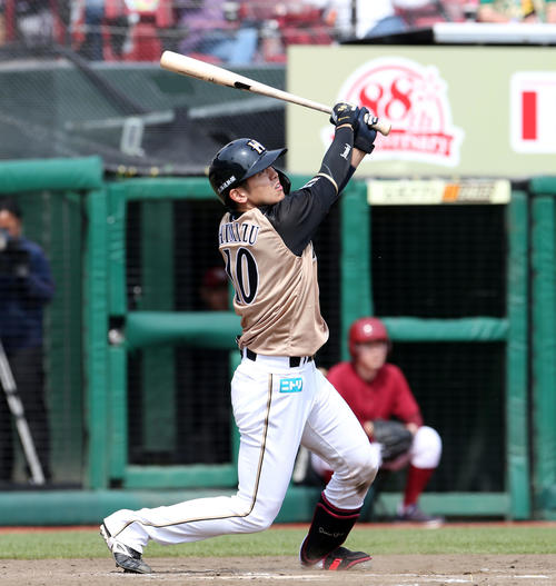 楽天対日本ハム　5回表日本ハム1死二、三塁、清水は右犠飛を放つ（撮影・佐藤翔太）