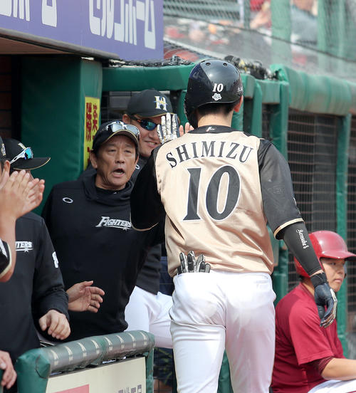楽天対日本ハム　5回表日本ハム1死二、三塁、右犠飛を放った清水（右手前）を出迎える栗山監督（撮影・佐藤翔太）