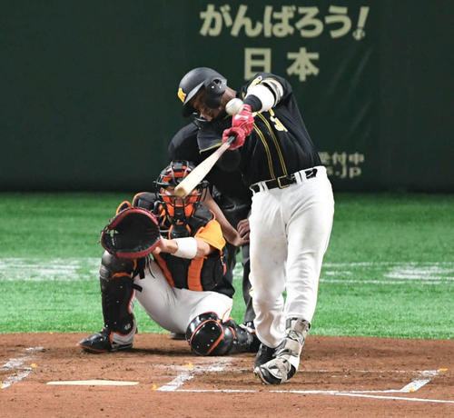 巨人対阪神　2回表阪神2死、マルテは左越えソロ本塁打を放つ（撮影・山崎安昭）