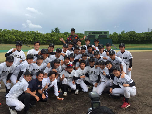 優勝を決めた大体大ナイン（撮影・望月千草）