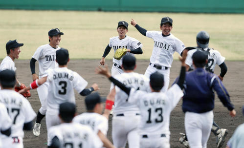 大体大対関西国際大　優勝を決めナインと喜びの輪を作る大体大ナイン（撮影・加藤哉）
