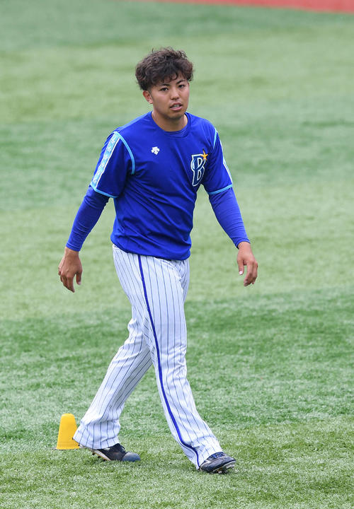 練習を終え引き揚げるDeNA東（撮影・鈴木みどり）