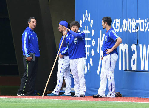 練習の合間に談笑するDeNA東（中央）（撮影・鈴木みどり）
